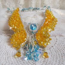 Collar mariposa Versailles Haute-Couture bordado con cristales Swarovski, cuentas de semillas Miyuki plateadas y accesorios de plata 925/1000 